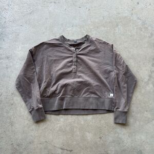 VUORI LAGUNA TERRY HENLEY CROPPED SWEATSHIRT LONG SLEEVE FLINT SIZE M